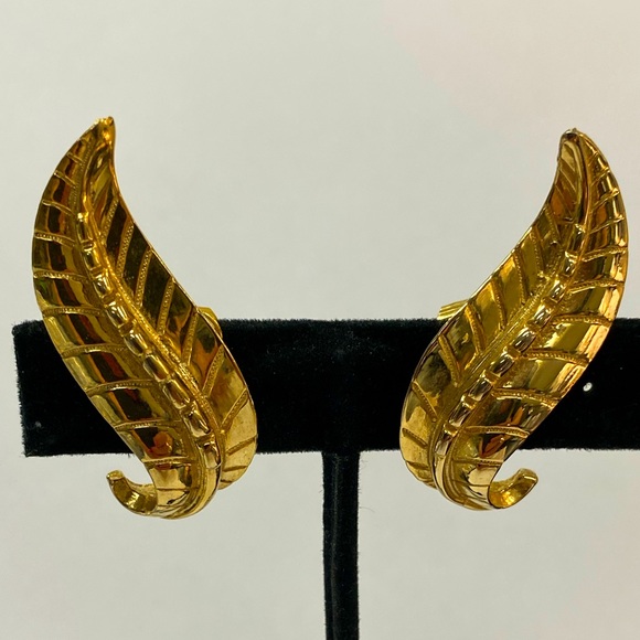 Sarah Coventry Jewelry - SARAH COVENTRY CLIP- ON EARRINGS IN GOLD.